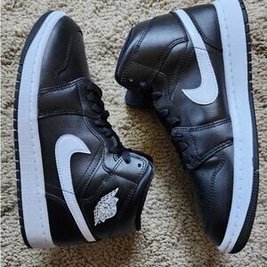 Wmns Air Jordan 1 Mid Black White Brand New Sz 8